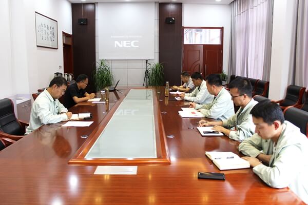 华浩轩党总支召开班子理论学习会