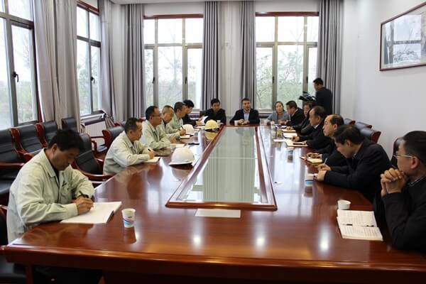 永寿县委副书记、县长王飞一行来华浩轩公司调研工作现场办公