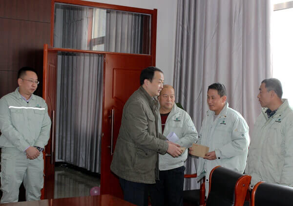 集团公司领导慰问华浩轩公司生产一线困难职工