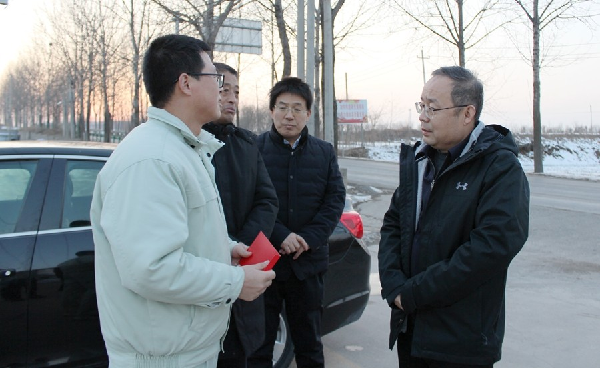 永寿县县委常委、副县长屈春生春节前到华浩轩公司走访慰问县...