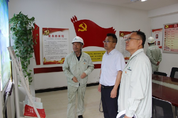 中陕核集团公司党委副书记、工会主席安敏到华浩轩调研